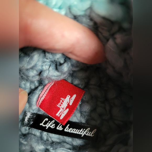 Gently used women spacecraft crotcheted winter hat like new condition - Picture 4 of 5